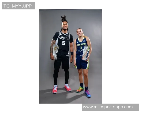 梦幻联动康大校友卡斯尔与佩奇携手共庆最佳新秀获奖人合影留念